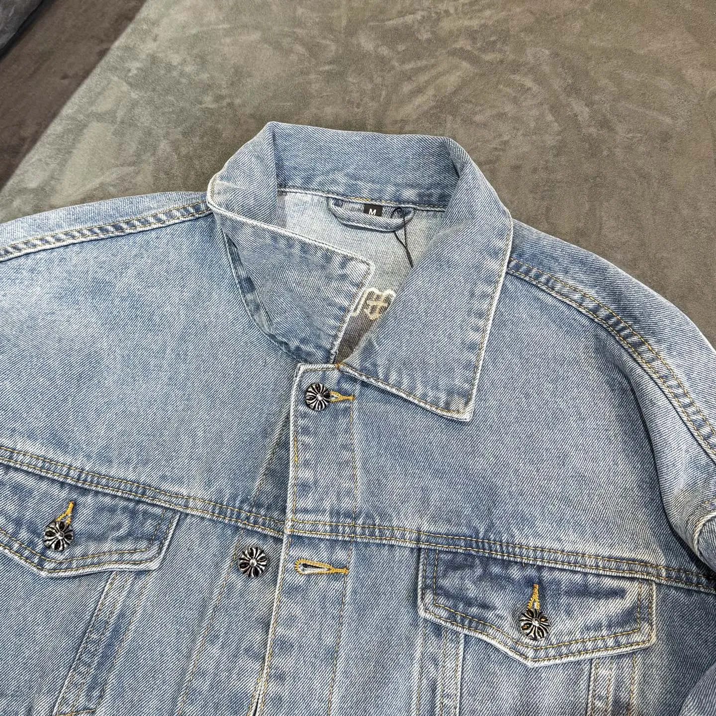 P270 Chrome/Hearts Chrome/Hearts Sanskrit embroidered cross-paved leather denim jacket. The whole piece of clothing is really heavy-duty. It is made of denim denim imported from Japan. It is washed after the finished product. The loss rate is very high. The overall distressed craftsmanship has a stylish upper body. The classic Sanskrit embroidery design on the back. The Behringer embroidery machine is precise and three-dimensional because of the old craftsmanship. From the hardware to the three labels, all molds are re-opened and made to order. 100% restored craftsmanship. Including the silver thread anti-counterfeiting, all are redone this year. All cross leathers are laser aligned. The leather difference is definitely not the same as the super fiber leather on the market. It uses this year’s new sheep leather. The finished embroidery guarantees the overall quality❗️ Color: light blue Size: S M L XL